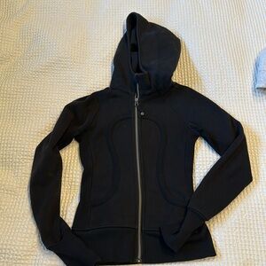 Black lululemon scuba hooded sweatshirt with thumb holes